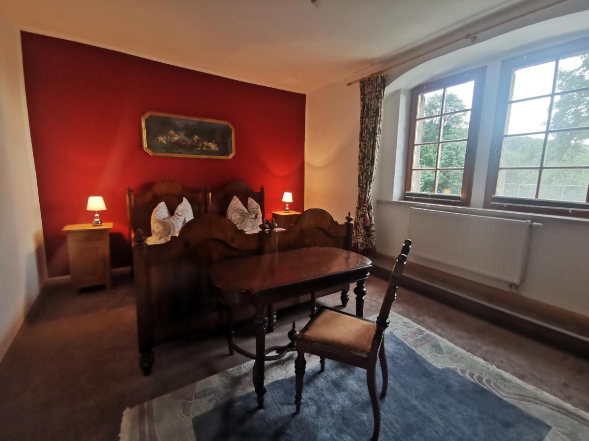 Ruhige Ferienwohnung Im Gutshaus Niederorschel エクステリア 写真